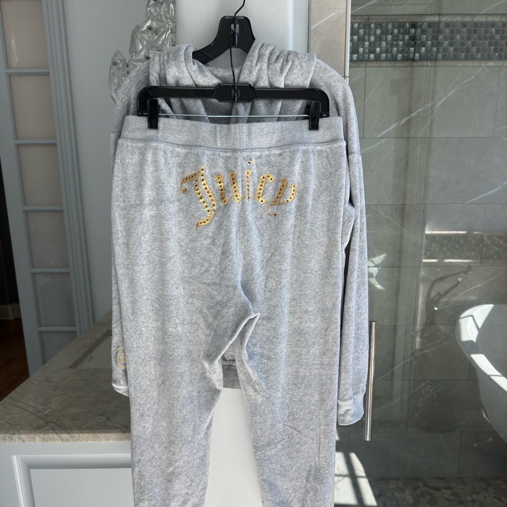 Juicy Couture Velour Tracksuit Set in light Grey - Picture 10 of 11